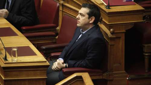 Σε άδεια έδρανα μιλά ο Αλέξης Τσίπρας στη Βουλή