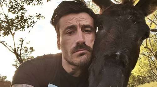 Ο Γιώργος Μαυρίδης παίζει πιάνο σε ένα βίντεο που... έριξε το διαδίκτυο