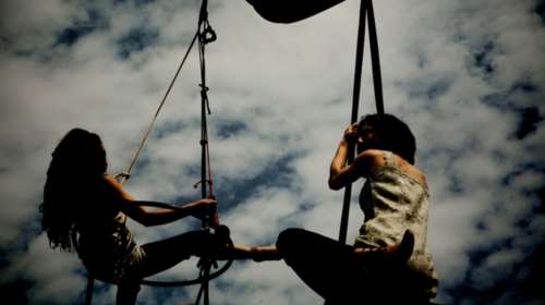 NOIR: Μια θεαματική παράσταση της ομάδας  «Κι όμΩς Κινείται»