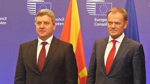 Η Κομισιόν απειλεί τα Σκόπια με διεθνή απομόνωση και κυρώσεις