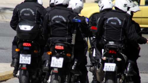 Επίθεση σε αστυνομικούς στα Πετράλωνα