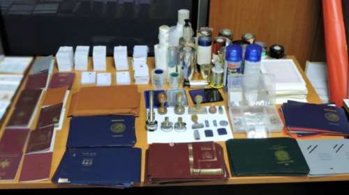 &quot;Φάμπρικα ελληνοποιήσεων&quot;: 320.000 ευρώ έκρυβε ο Διοικητής του Α.Τ. Ασπροπύργου μέσα σε χρηματοκιβώτιο