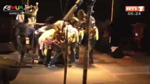 Βίντεο - σοκ: Διάσημος μουσικός καταρρέει και πεθαίνει επί σκηνής