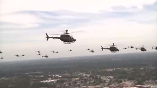 Δείτε το μεγαλύτερο σμήνος ελικοπτέρων εν πτήσει
