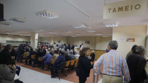 Η κυβέρνηση εξετάζει χαμηλότερο αφορολόγητο κάτω από τα 9090 ευρώ