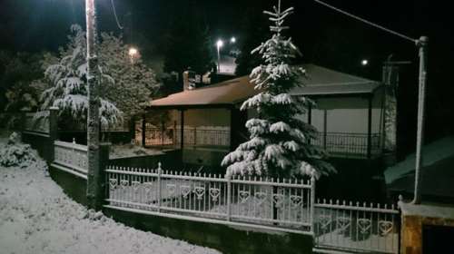 «Ντύθηκαν» στα λευκά τα Γρεβενά λίγο πριν το Πάσχα