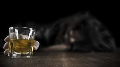 Νεκρή 44χρονη στο Πέραμα από κατανάλωση αλκόολ