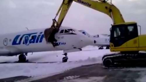 Διέλυσε με εκσκαφέα αεροπλάνο επειδή τον απέλυσαν-βίντεο