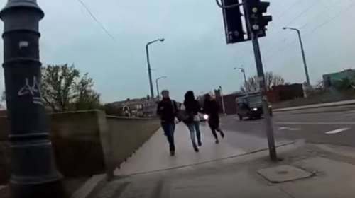 Kαρέ καρέ η σύλληψη γυναίκας - τσαντάκια