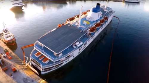 Εντυπωσιακά πλάνα drone από το μισοβυθισμένο «Παναγία Τήνου»