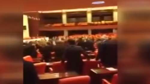 Ενταση και άγριο ξύλο στην τουρκική βουλή