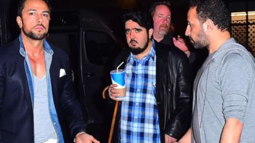 Με σανδάλια &amp; γκλίτσα στο ακριβότερο κλαμπ του Μανχάταν