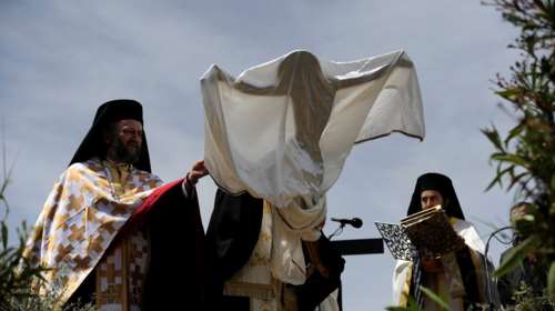 Η μοναδική στιγμή της αποκαθήλωσης στην Μονή Πεντέλης:δείτε φωτό