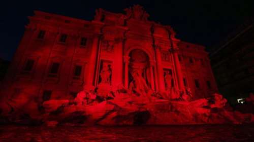 Η Φοντάνα ντι Τρέβι «βάφτηκε» κόκκινη από το αίμα προσφύγων και Χριστιανών