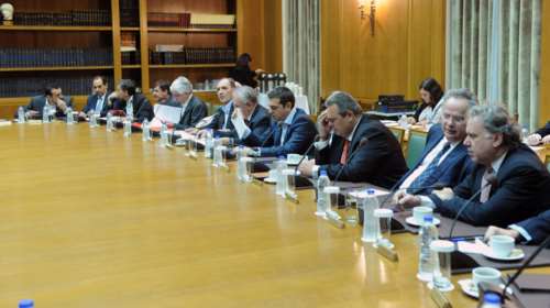 Με «όπλο» τον ανασχηματισμό για να ψηφιστούν τα μέτρα