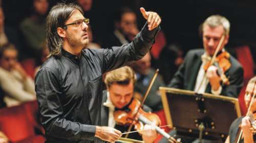 Ο Λεωνίδας Καβάκος σολίστ και μαέστρος στο Μέγαρο