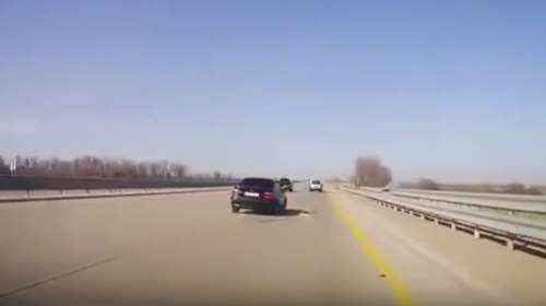 Οδηγός «χάρος» αλλάζει λάστιχο στη μέση του δρόμου