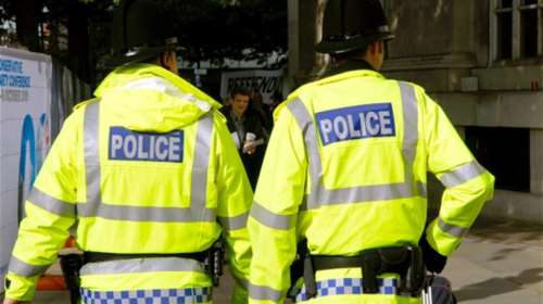 Εμφύλιος με ξύλο στην αγγλική αστυνομία για τα μάτια μιας γυναίκας