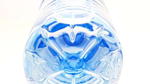 Τι να ελέγχετε πάντα -μα πάντα- στα πλαστικά μπουκάλια νερού το καλοκαίρι