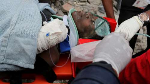 Θαύμα στην Κένυα: Βρήκαν γυναίκα ζωντανή 6 μέρες μετά την πτώση κτιρίου