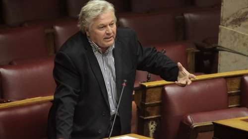 Τώρα του φταίνε οι «προσκυνημένοι» και η «διαπλοκή»