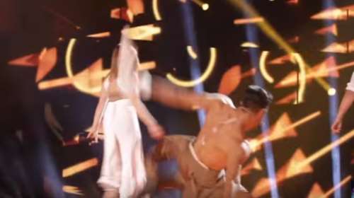 Ημίγυμνος στη σκηνή ο χορευτής των Argo! (video)