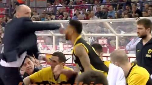 Προπονητής εναντίον παίκτη στον πάγκο της ΑΕΚ