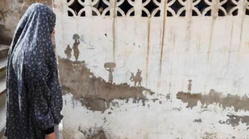 Οι τοίχοι ενός στρατοπέδου γίνονται έργο τέχνης φωτό