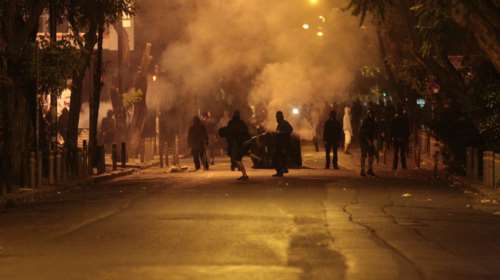 Οδοφράγματα και φωτιές στα Εξάρχεια από κουκουλοφόρους