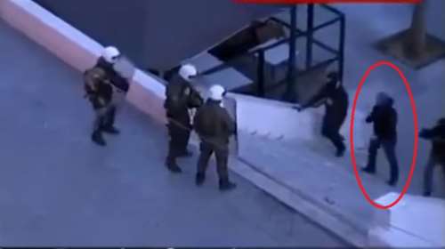 Μυστήρια κίνηση κουκουλοφόρου που αποκαλύπτεται μπροστά στα ΜΑΤ