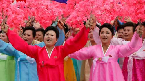 Αποθεώθηκε ο  Κιμ Γιονγκ Ουν στο συνέδριο του κόμματος