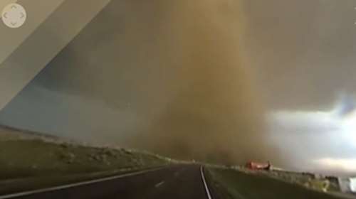 Ένα πραγματικά απίστευτο βίντεο ανεμοστρόβιλου