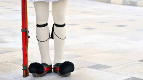 Τσολιάς κάνει δημοσίως την ανάγκη του στις Βρυξέλλες!