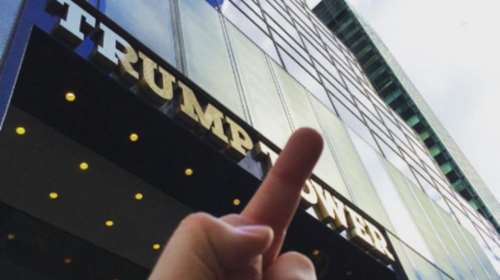 H νέα μόδα στο Instagram: Υψώνοντας το μεσαίο δάκτυλο στους πύργους Τραμπ