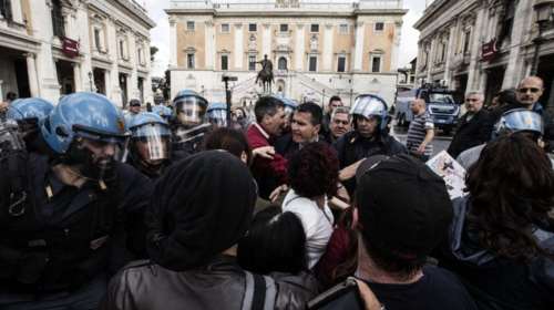 Οργή στην Ιταλία για τα ακριβά ενοίκια και τις εξώσεις