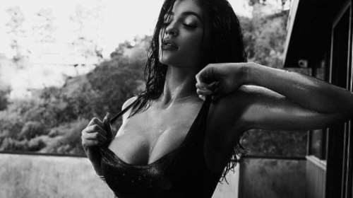 Η Κάιλι Τζένερ σε τέλειο συνδυασμό: Σούπερ σέξι και «αρτιστίκ»