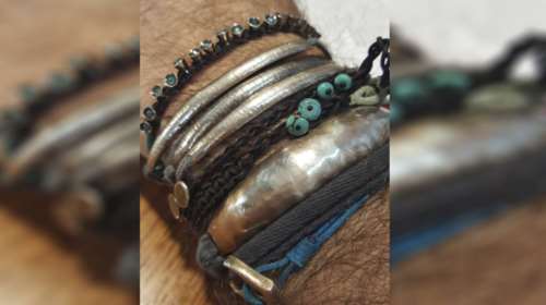 Ποιος είναι ο πολιτικός που φοράει τόσα πολλά βραχιόλια;