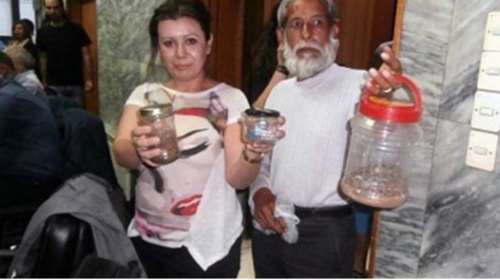 Πρόσφυγες πήγαν στο Δημ. Συμβούλιο με φίδια &amp; σκορπιούς