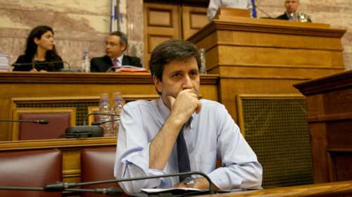 Στριμωγμένος από την κριτική ο Χουλιαράκης,ταύτισε ΝΔ και Χρυσή Αυγή