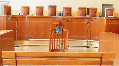 Στο εδώλιο η μητέρα 5χρονου που έπεσε από μπαλκόνι