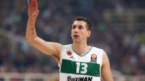 Φίλοι του Ολυμπιακού βγάζουν φωτογραφίες με τον Διαμαντίδη (vd)