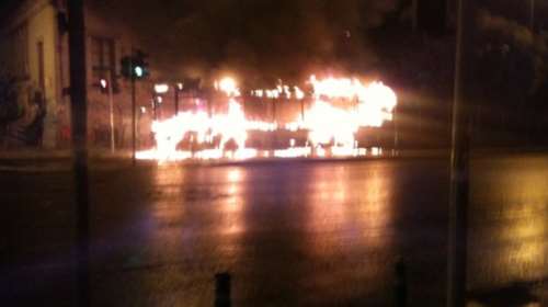 Κουκουλοφόροι πυρπόλησαν τρόλεϊ στην Πατησίων