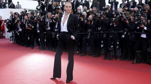 Η αψεγάδιαστη Σαρλίζ Θερόν και το αμήχανο φιλί με τον Σον Πεν στις Κάννες