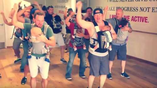 Νέοι μπαμπάδες χορεύουν με τα μωρά τους στην αγκαλιά και είναι υπέροχοι