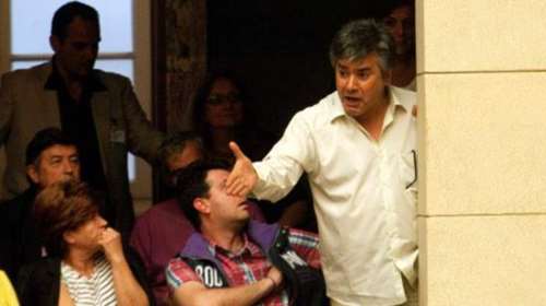 Φωνές κατά του πρωθυπουργού από τα θεωρεία της Βουλής