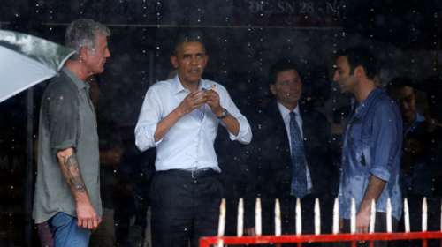 Ομπάμα &amp; Μπουρντέν δοκίμασαν τις λιχουδιές του Ανόι