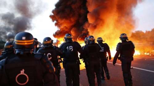 Συγκρούσεις αστυνομίας διαδηλωτών μπροστά στα διυλιστήρια