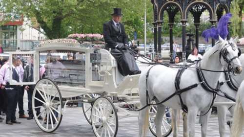 Μυθική χλιδή στην κηδεία της βασίλισσας των Τσιγγάνων