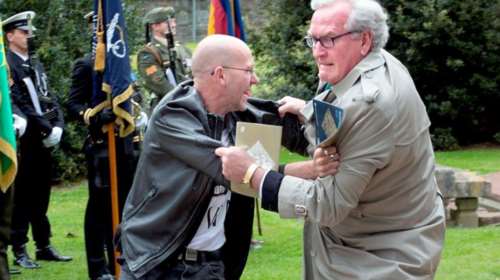 Ο Καναδός πρέσβης που σκότωσε τρομοκράτη τα βάζει και με διαδηλωτή  video