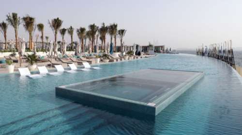 Η πιο εντυπωσιακή βεράντα ξενοδοχείου στον κόσμο «κολυμπά» στη θάλασσα